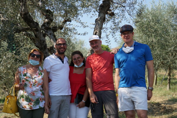 Gruppenfoto von links nach rechts: Tante von Stefano, Stefano und seine Frau, Gerhard Trenkwalder und Gunther Bergauer C2S